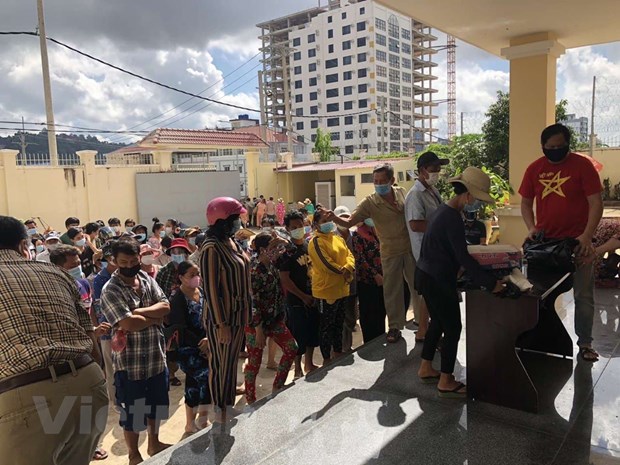 Vietnamese Consulate General provides relief aid to poor households in Cambodia’s Preah Sihanouk
